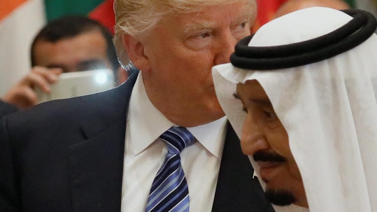 US-Präsident Trump mit Saudi-Arabiens König Salman: Die US-Führung rüstet das saudische Regime im Machtpoker mit dem Iran auf.