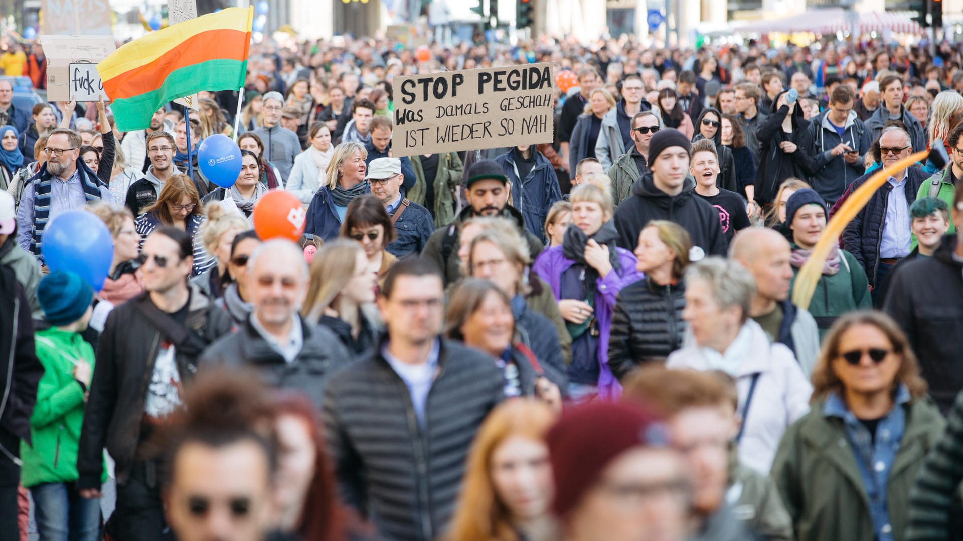 Demonstranten in Dresden: Mehr als doppelt so viele Menschen ginge für die Demokratie auf die Straße als für Pegida.