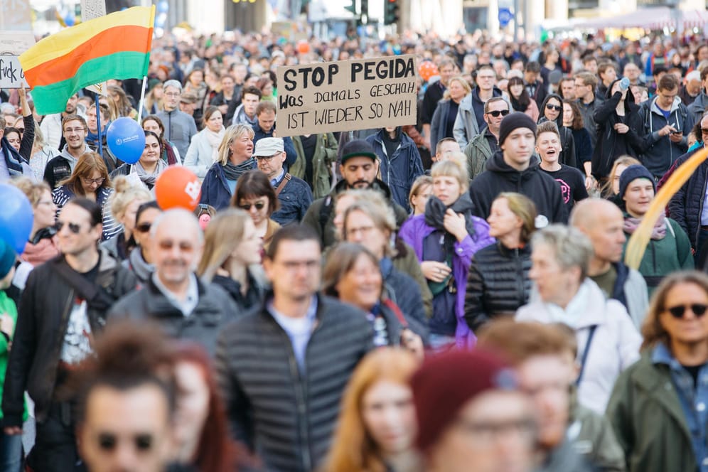 Demonstranten in Dresden: Mehr als doppelt so viele Menschen ginge für die Demokratie auf die Straße als für Pegida.