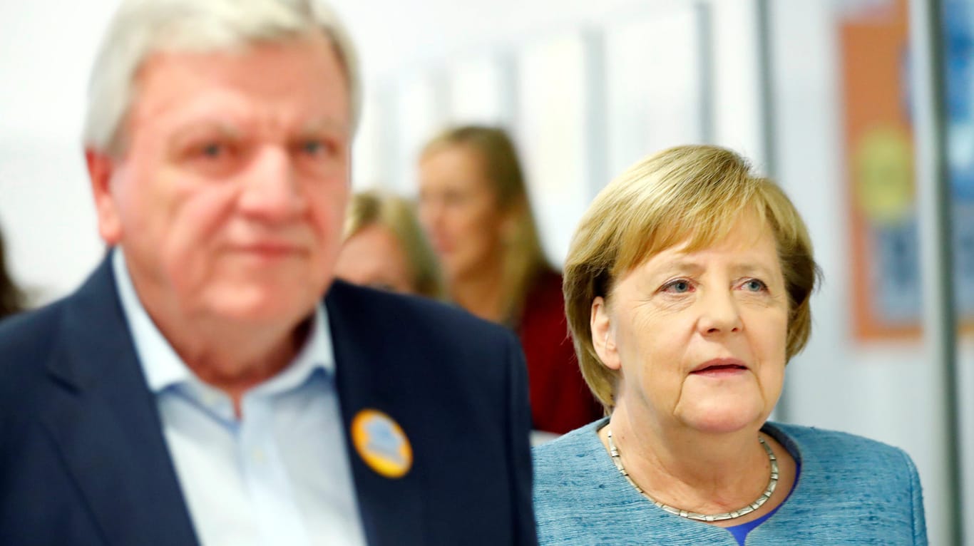 Hessens Ministerpräsident Volker Bouffier an der Seite von Bundeskanzlerin Angela Merkel: Ihr politisches Schicksal ist durch die kommende Landtagswahl gefährdet.