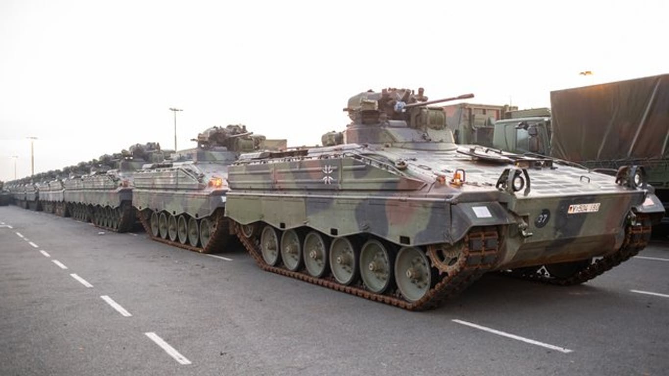 Marder-Schützenpanzer der Bundeswehr warten auf den Schiffstransport zum Großmanöver der Nato in Norwegen.