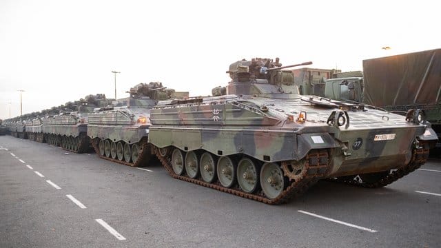 Marder-Schützenpanzer der Bundeswehr warten auf den Schiffstransport zum Großmanöver der Nato in Norwegen. Marder-Schützenpanzer der Bundeswehr warten auf den Schiffstransport zum Großmanöver der Nato in Norwegen.