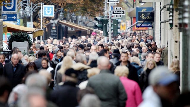 Deutschland hat in diesem Jahr bereits über 520 Milliarden Euro an Steuern eingenommen - davon sollen die Bürger etwas abbekommen, fordert der Steuerzahlerbund. Deutschland hat in diesem Jahr bereits über 520 Milliarden Euro an Steuern eingenommen - davon sollen die Bürger etwas abbekommen, fordert der Steuerzahlerbund.