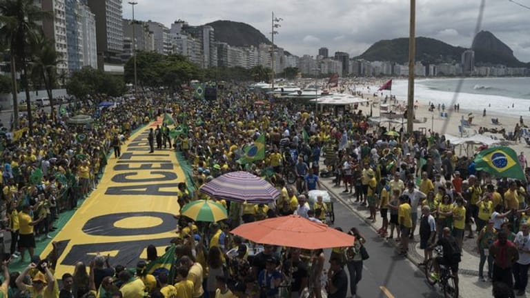 Tausende Menschen demonstrieren für den rechtspopulistischen Präsidentschaftskandidaten Bolsonaro an der Copacabana in Rio de Janeiro.