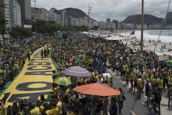 Tausende Menschen demonstrieren für den rechtspopulistischen Präsidentschaftskandidaten Bolsonaro an der Copacabana in Rio de Janeiro.