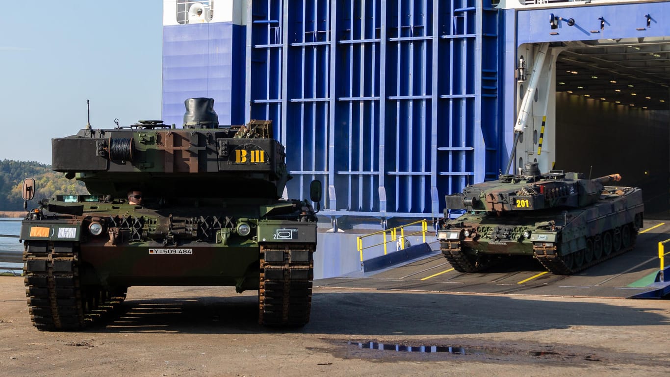 Leopard-2-Panzer der Bundeswehr fahren nach der Verschiffung für das Großmanöver der Nato "Trident Juncture" vor dem RoRo-Schiff. Mit dem Manöver will die Nato vom 25. Oktober an für den sogenannten Bündnisfall trainieren.