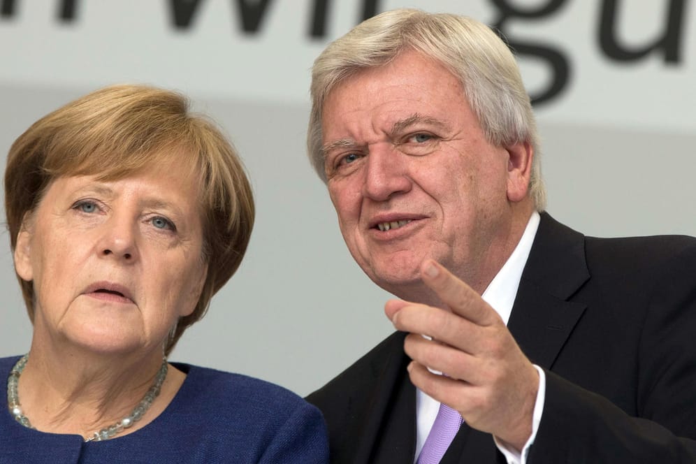 Wahlkampf in Hessen: Bundeskanzlerin Angela Merkel (CDU) und der hessische Ministerpräsident Volker Bouffier (r) wollen Fahrverbote in Frankfurt am Main verhindern.