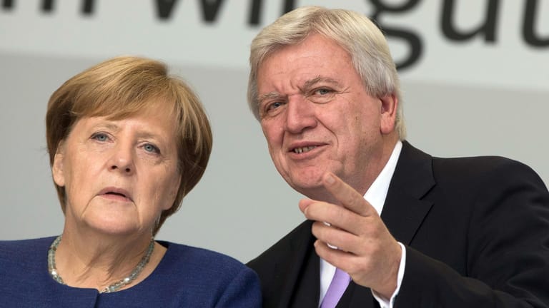 Wahlkampf in Hessen: Bundeskanzlerin Angela Merkel (CDU) und der hessische Ministerpräsident Volker Bouffier (r) wollen Fahrverbote in Frankfurt am Main verhindern.