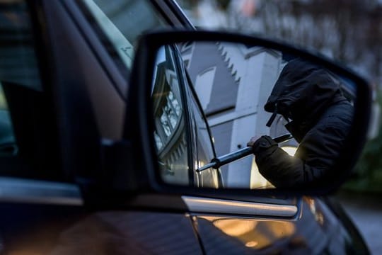 Autodiebe haben im vergangenen Jahr deutlich seltener zugeschlagen, dafür wird ihre Beute immer wertvoller.