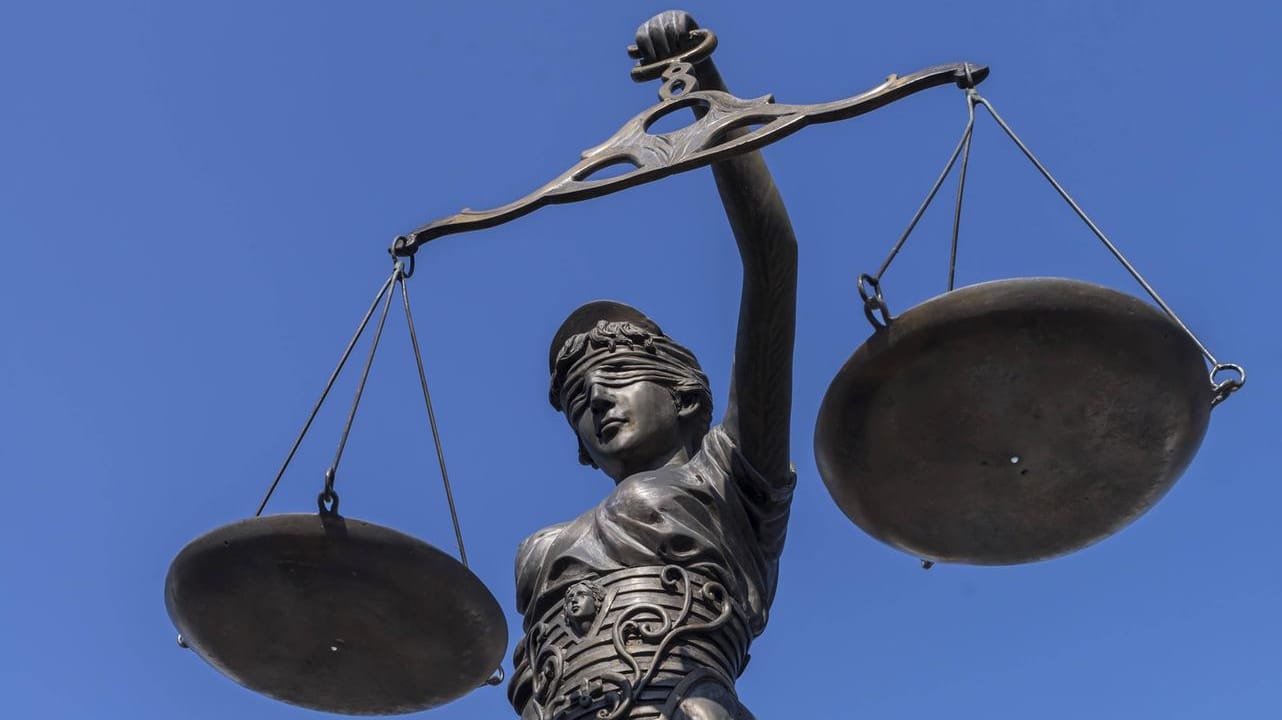 Statue der Justitia: Ein 25-Jähriger soll seine Ex-Partnerin ermordet haben. (Symbolbild) Statue der Justitia: Ein 25-Jähriger soll seine Ex-Partnerin ermordet haben. (Symbolbild)