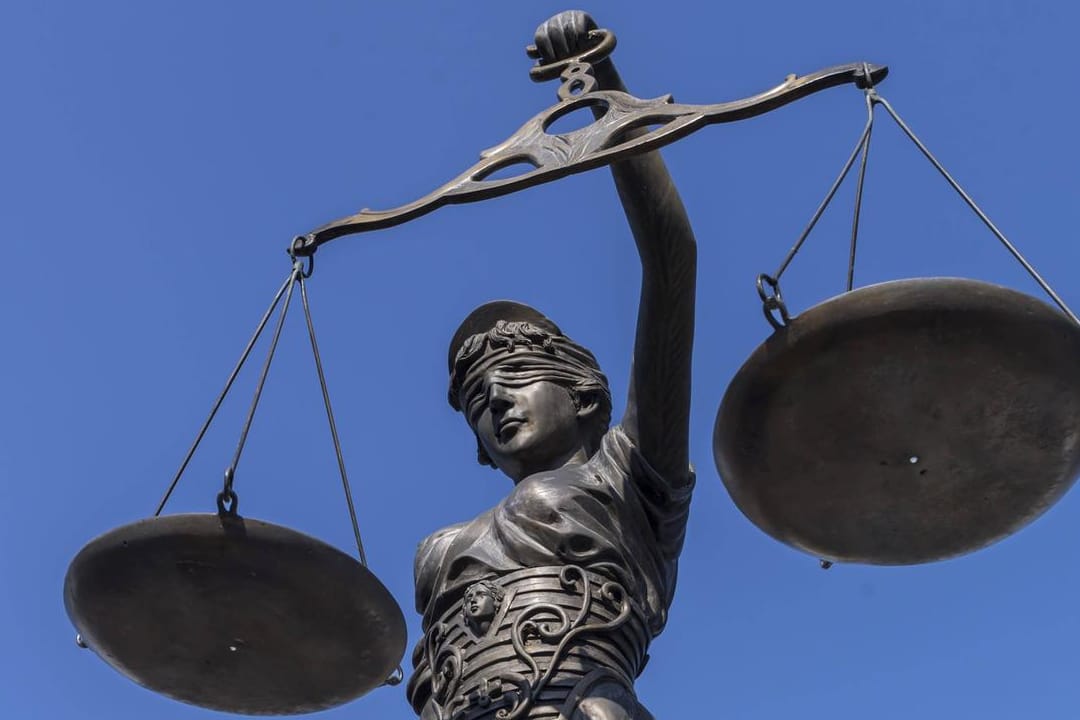 Statue der Justitia: Ein 25-Jähriger soll seine Ex-Partnerin ermordet haben. (Symbolbild)