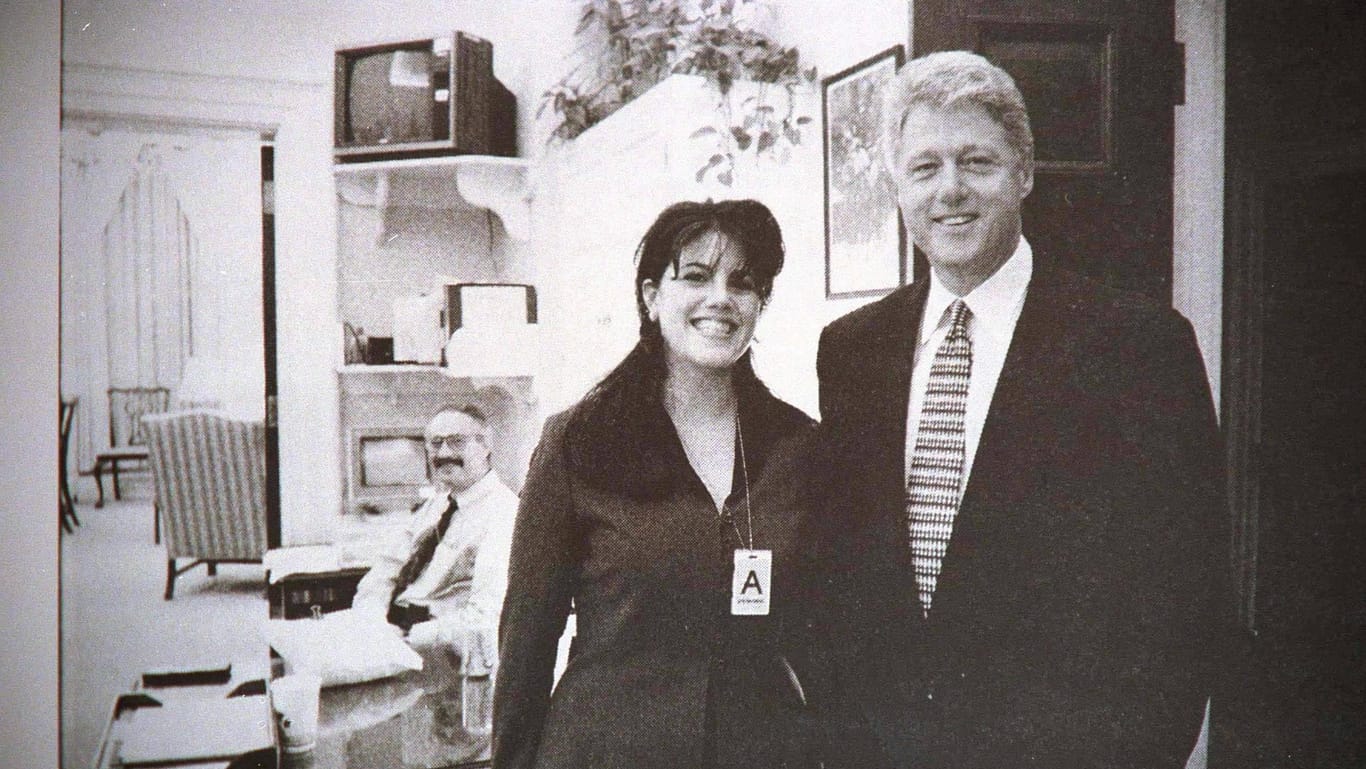 Ex-Präsident Bill Clinton mit seiner damaligen Praktikantin Monica Lewinsky: Trotz #MeToo-Bewegung spielt Hillary Clinton die Geschehnisse rundum die Affäre ihres Mannes mit der blutjungen Frau herunter. Kein kluger Schachzug.