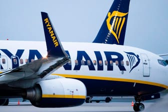 Ryanair hat ein Imageproblem: Dem Unternehmen werden zu geringe Löhne und schlechte Arbeitsbedingungen vorgeworfen. (Symbolfoto)