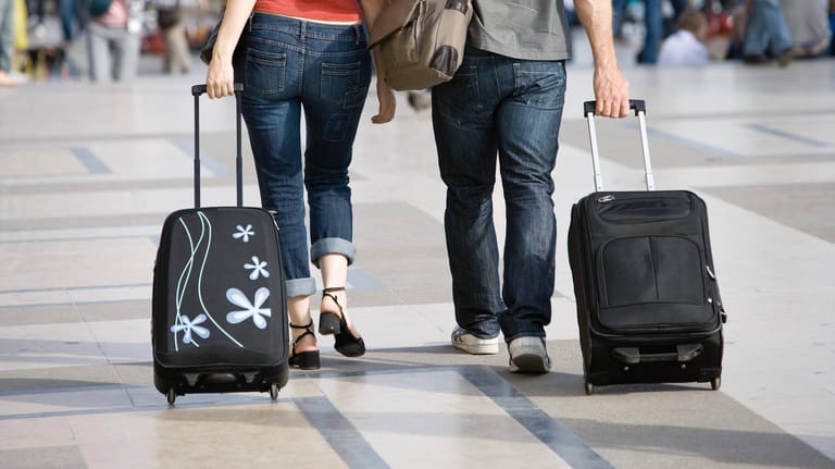 Paar mit Handgepäck: Nicht immer ist es nötig, mit viel Gepäck zu reisen.