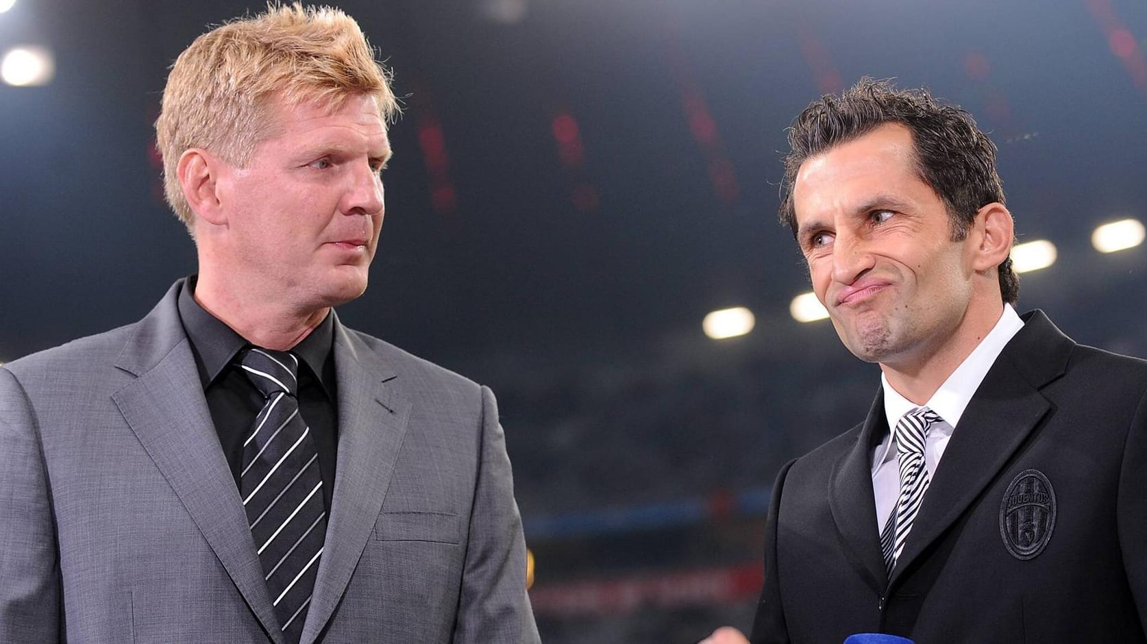 Stefan Effenberg und Hasan Salihamidzic 2009 bei einem gemeinsamen TV-Interview beim Champions-League-Spiel FC Bayern gegen Juventus Turin. Sie kennen sich aus ihrer aktiven Karriere und vielen gemeinsamen Jahren beim deutschen Rekordmeister.