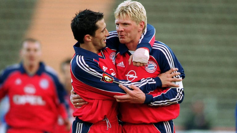 Arm in Arm: Hasan Salihamidzic (l.) und Stefan Effenberg im Januar 2001. Im Sommer holten sie gemeinsam den Champions-League-Titel.