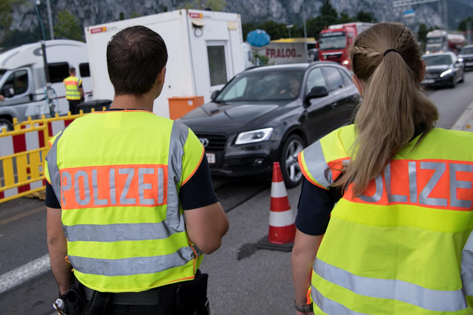 Polizisten kontrollieren an der Kontrollstelle Kiefersfelden an der Autobahn 93 (A93) Fahrzeuge, die aus Österreich nach Deutschland kommen. Deutschland und andere europäische Länder bekommen wegen ihrer Grenzkontrollen im eigentlich kontrollfreien Schengenraum Gegenwind in der Europäischen Union.