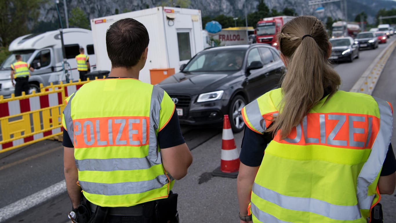 Polizisten kontrollieren an der Kontrollstelle Kiefersfelden an der Autobahn 93 (A93) Fahrzeuge, die aus Österreich nach Deutschland kommen. Deutschland und andere europäische Länder bekommen wegen ihrer Grenzkontrollen im eigentlich kontrollfreien Schengenraum Gegenwind in der Europäischen Union.