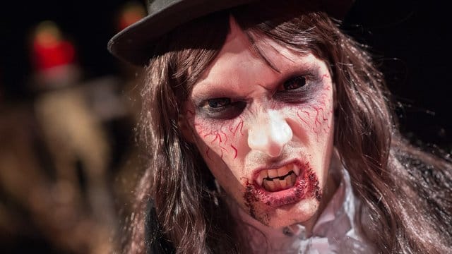 Gruselige Kontaktlinsen vervollständigen so manches Outfit an Halloween. Gruselige Kontaktlinsen vervollständigen so manches Outfit an Halloween.