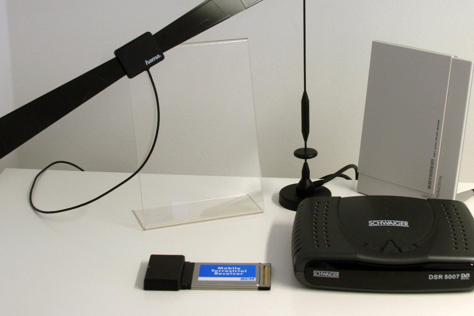 Verschiedene digitale Antennen und Receiver (Symbolbild): Eine ganz normale DVB-T-Antenne kostet um die zehn Euro.