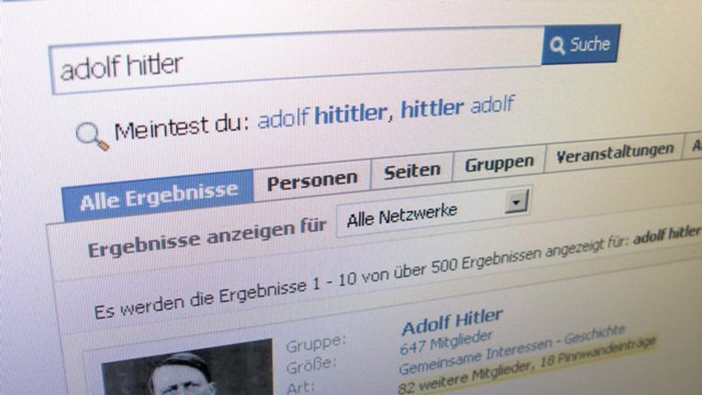 Facebook-Trefferliste bei der Suche nach "Adolf Hitler".
