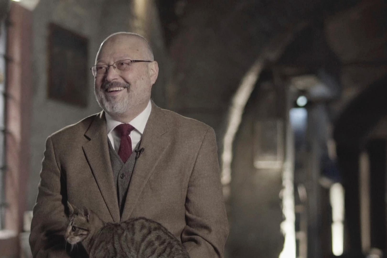 Jamal Khashoggi in einem Fernsehinterview im März 2018: Der Journalist lachte herzlich, als ihm eine Katze auf den Schoß sprang – so möchte seine Verlobte ihn erinnern.