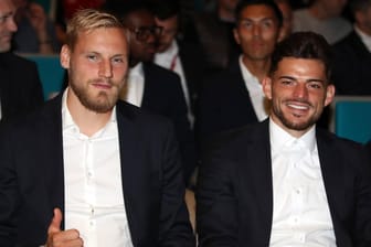Hanno Behrens (links) und Tim Leibold auf der Jahreshauptversammlung des 1. FC Nürnberg.
