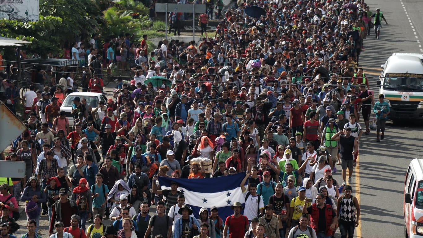 Mittelamerikanische Migranten marschieren in Richtung USA: 3.500 Kilometer müssen sie noch laufen, um an die Südgrenze der USA zu gelangen.