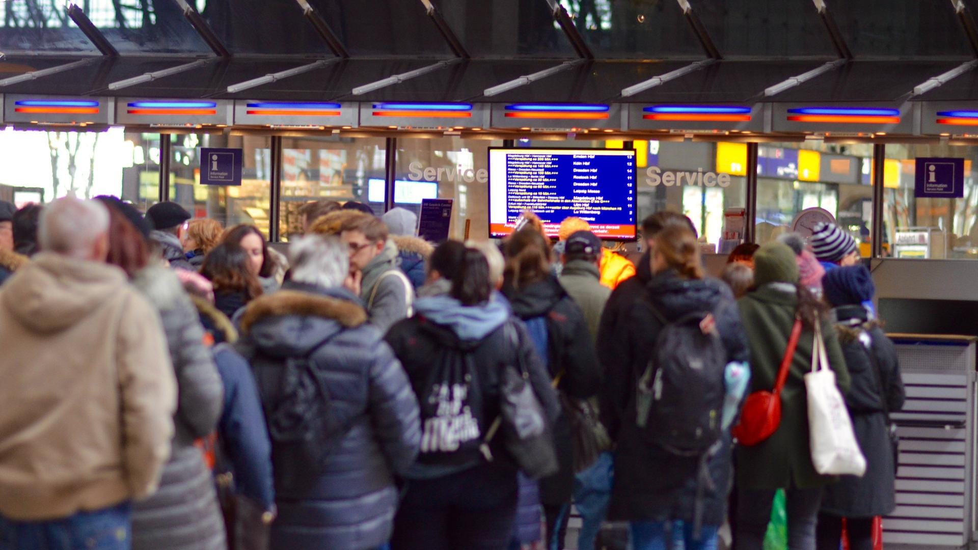 Voller Schalter: Bahn-Tickets für die Weihnachtszeit können Sie schon jetzt buchen.