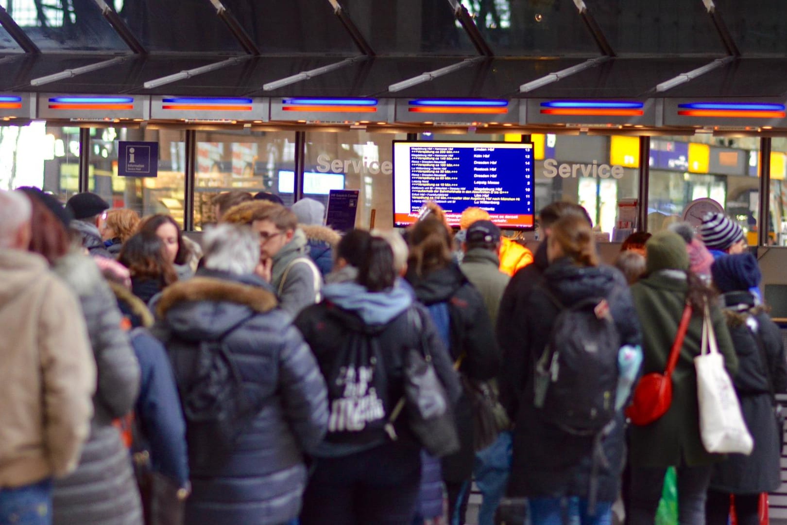 Voller Schalter: Bahn-Tickets für die Weihnachtszeit können Sie schon jetzt buchen.