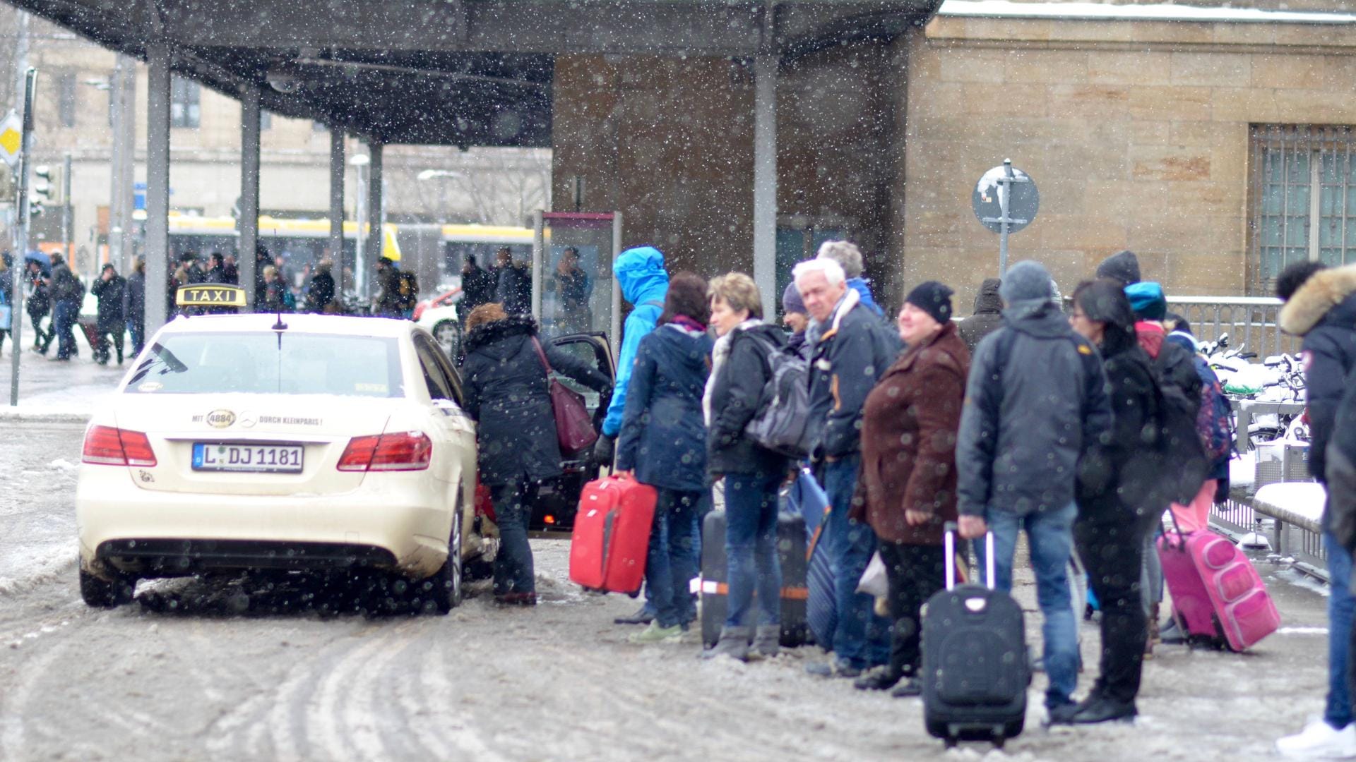 Voller Bahnhof: Wichtig: Wer bis 8. Dezember bucht, bezahlt noch den alten Preis. Danach erhöht die Bahn ihre Tarife.