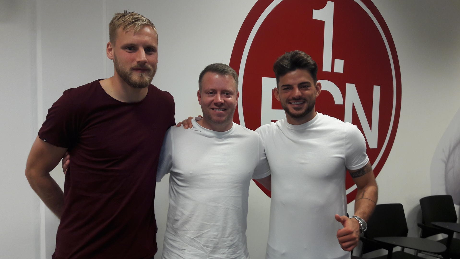 Hanno Behrens (links), Tim Leibold (rechts) und t-online.de-Reporter Tobias Ruf in Nürnberg.