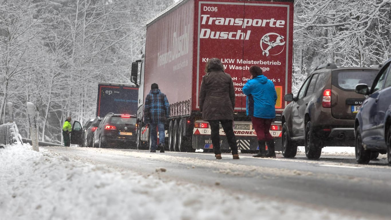 Stau auf der Bundesstraße: An Weihnachten gibt es weniger Verkehr als an den Tagen davor und danach.