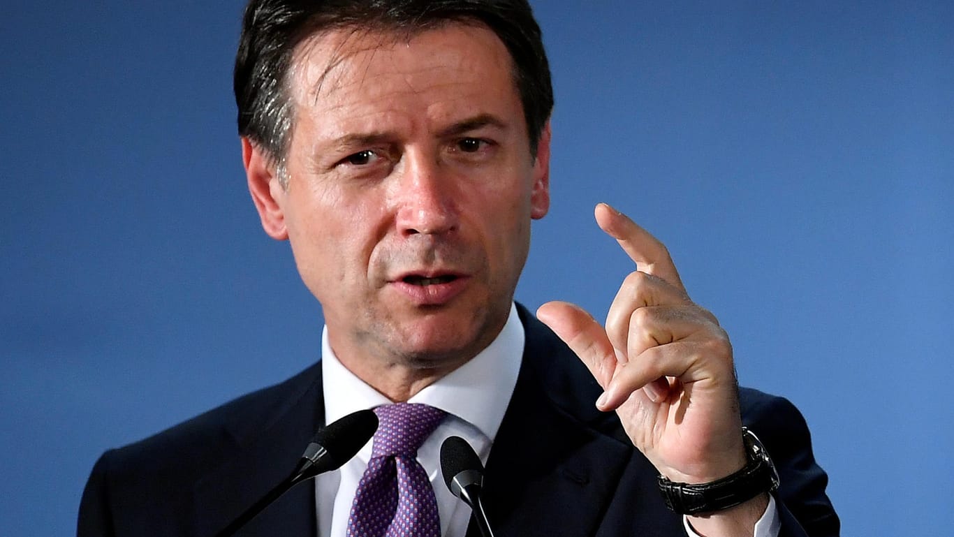 Italiens Regierungschef Giuseppe Conte: Sein Plan peilt ein Defizit von 2,4 Prozent der Wirtschaftsleistung an – deutlich mehr als die von der Vorgängerregierung mit Brüssel vereinbarten 0,8 Prozent.