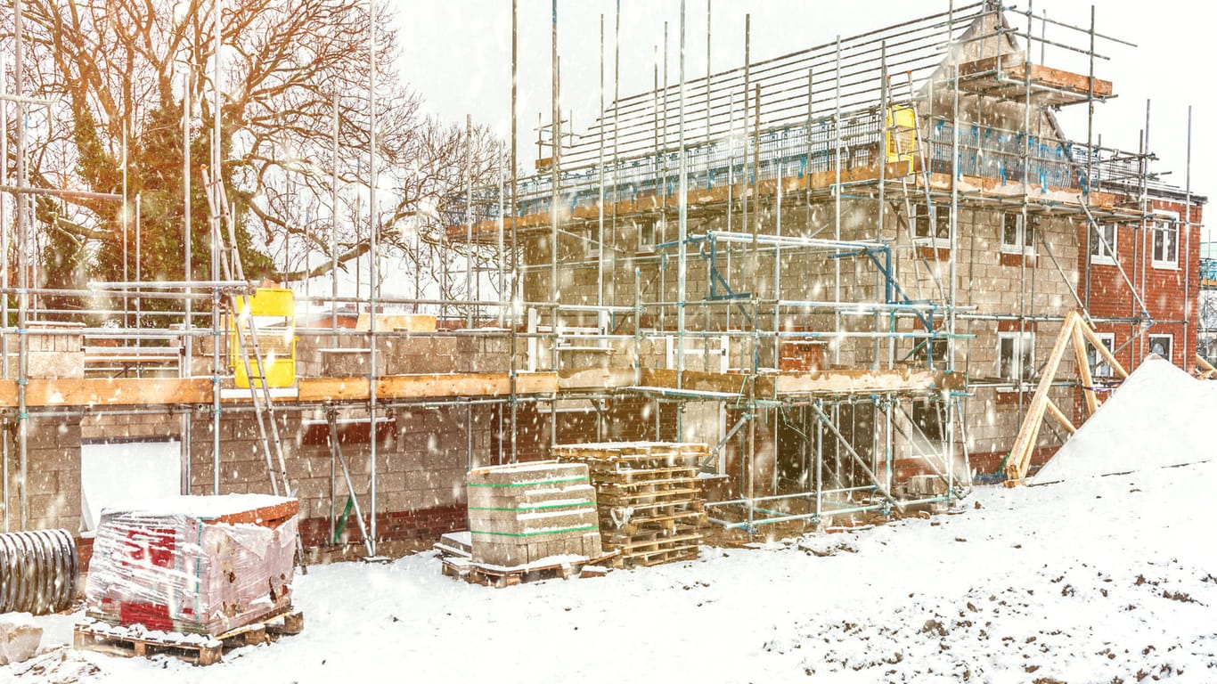 Winterbaustelle: Beim Bauen während der kalten Jahreszeit gilt es einiges zu beachten wie spezielle Baustoffe aber auch der Versicherungsschutz.