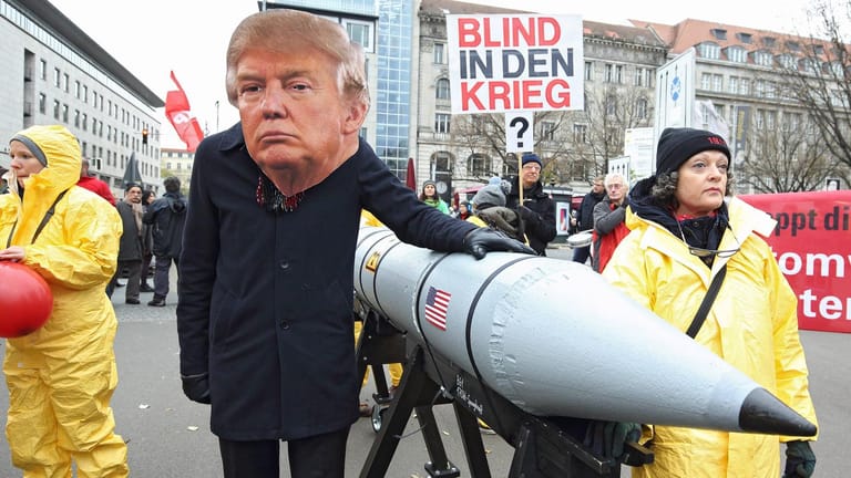 "Blind in den Krieg?": Demonstration gegen atomare Aufrüstung im November 2017 in Berlin.