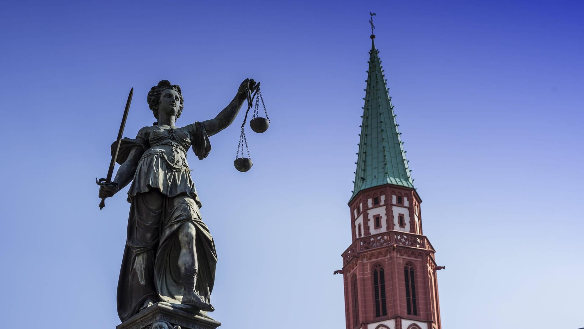 Die Justitita auf dem Gerechtigkeitsbrunnen, dahinter die Nikolaikirche in Frankfurt am Main: Die Hessen stimmen über insgesamt 15 Änderungen ihrer Landesverfassung ab. (Archivbild) Die Justitita auf dem Gerechtigkeitsbrunnen, dahinter die Nikolaikirche in Frankfurt am Main: Die Hessen stimmen über insgesamt 15 Änderungen ihrer Landesverfassung ab. (Archivbild)