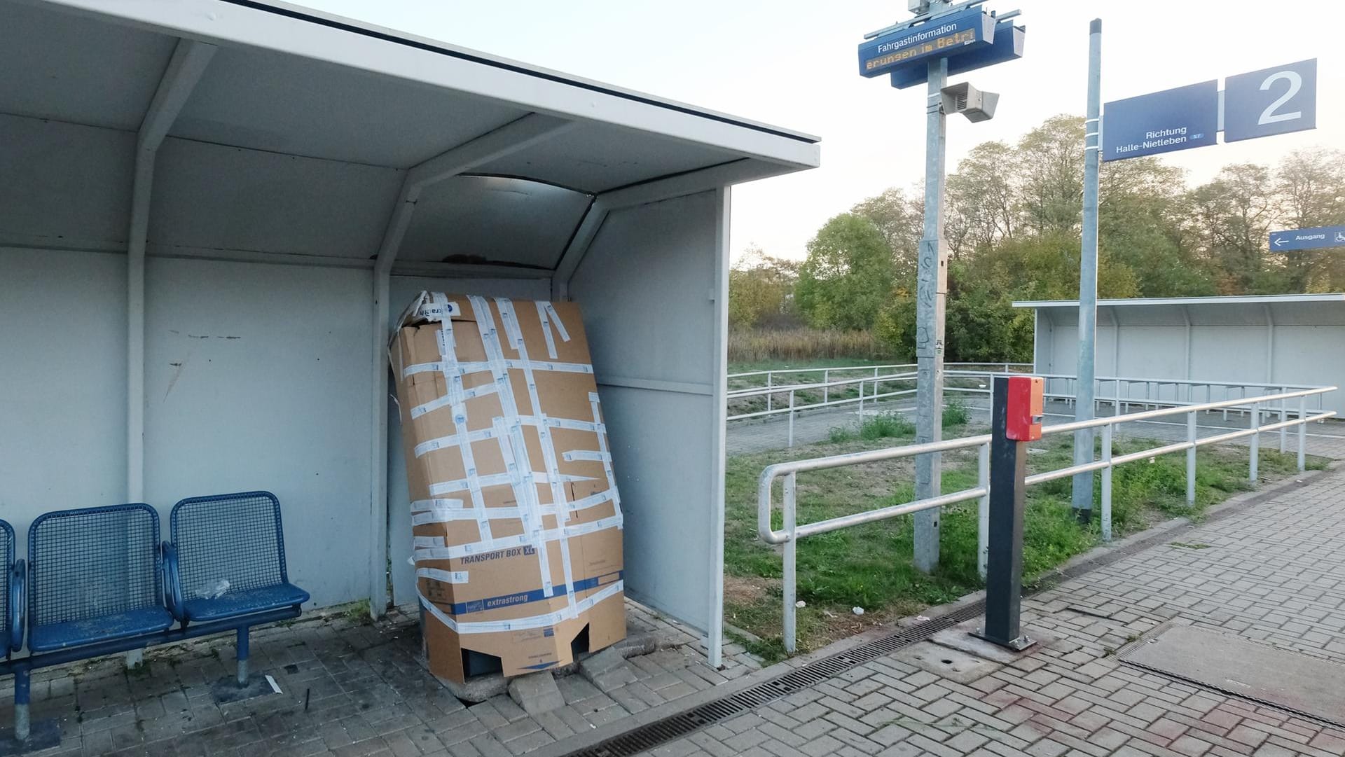 Der zerstörte Fahrkartenautomat am S-Bahnhaltepunkt "Südstadt" ist mit Pappe gesichert: Möglicherweise sprengten die Tatverdächtigen in den letzten Monate noch weitere Automaten.