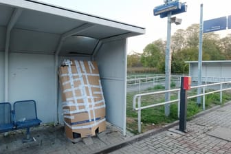 Der zerstörte Fahrkartenautomat am S-Bahnhaltepunkt "Südstadt" ist mit Pappe gesichert: Möglicherweise sprengten die Tatverdächtigen in den letzten Monate noch weitere Automaten.
