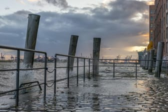 Der Hamburger Fischmarkt bei einer Sturmflut im letzten Jahr: Für Dienstag wird erneut mit extremen Gezeiten gerechnet.