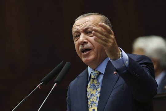 Präsident Erdogan in Ankara bei seiner Rede vor Mitgliedern seiner Partei.