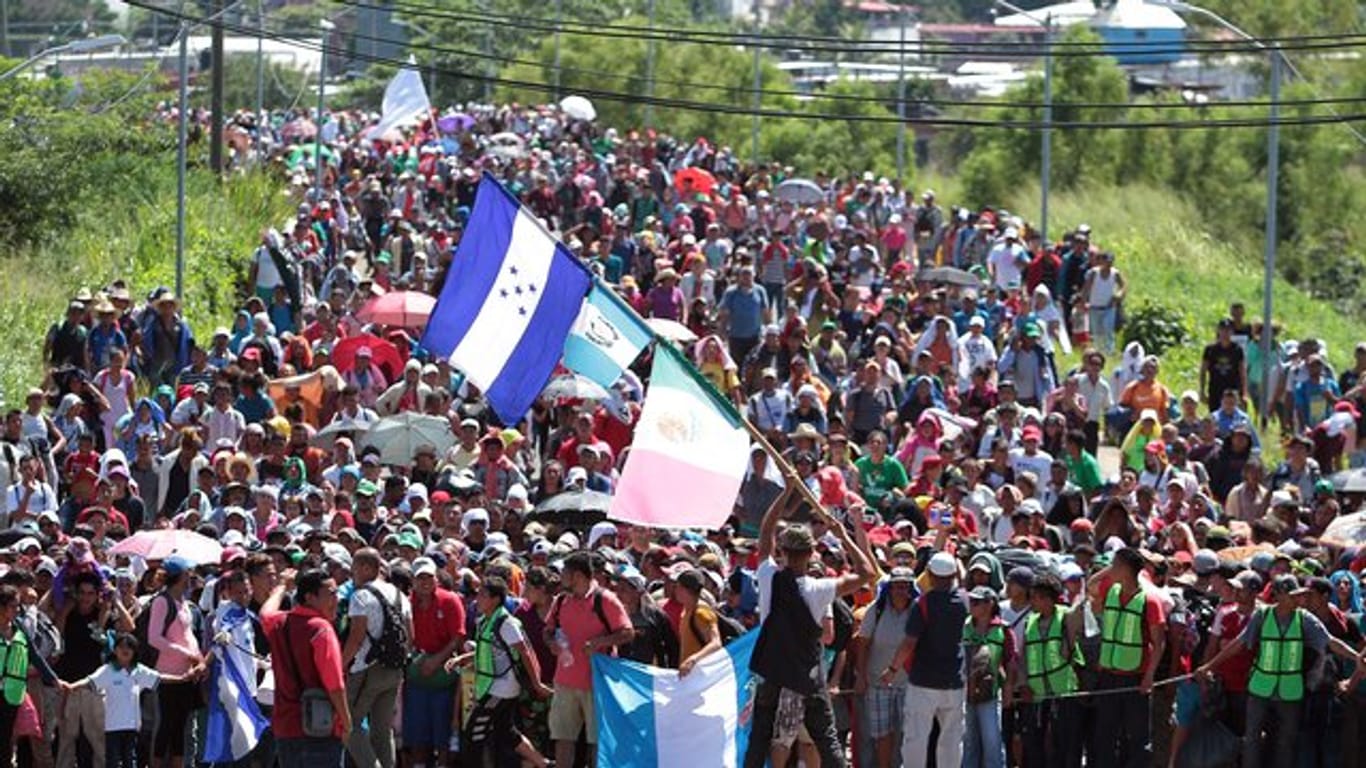 Migranten aus Mittelamerika, darunter viele Frauen und Kinder, setzen bie Ciudad de México den Marsch in Richtung USA fort.