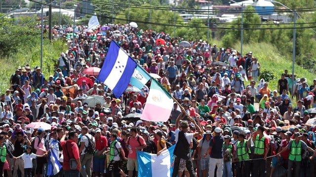 Migranten aus Mittelamerika, darunter viele Frauen und Kinder, setzen bie Ciudad de México den Marsch in Richtung USA fort. Migranten aus Mittelamerika, darunter viele Frauen und Kinder, setzen bie Ciudad de México den Marsch in Richtung USA fort.