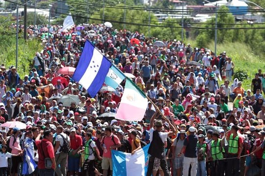 Migranten aus Mittelamerika, darunter viele Frauen und Kinder, setzen bie Ciudad de México den Marsch in Richtung USA fort.