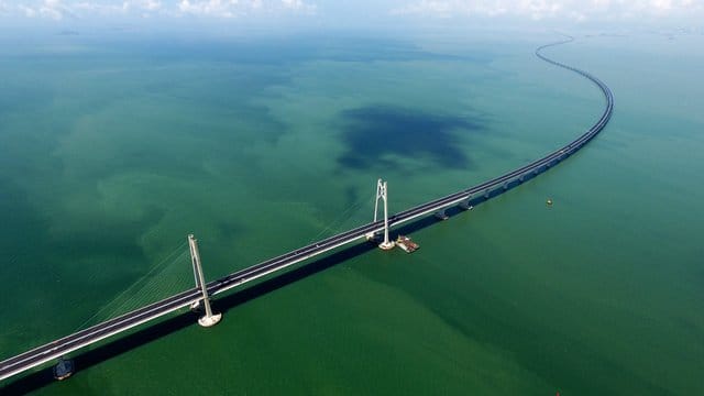 55 Kilometer ist die Rekordbrücke zwischen Hongkong und Chinas Südküste lang. 55 Kilometer ist die Rekordbrücke zwischen Hongkong und Chinas Südküste lang.