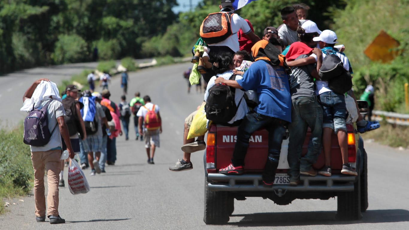 Migranten aus Mittelamerika setzen den Marsch in Richtung USA fort. Die Menschen aus Honduras, El Salvador und Guatemala gehen bei Temperaturen von über 30 Grad von Tapachula im südmexikanischen Bundesstaat Chiapas Richtung Norden in die Ortschaft Huixtla.