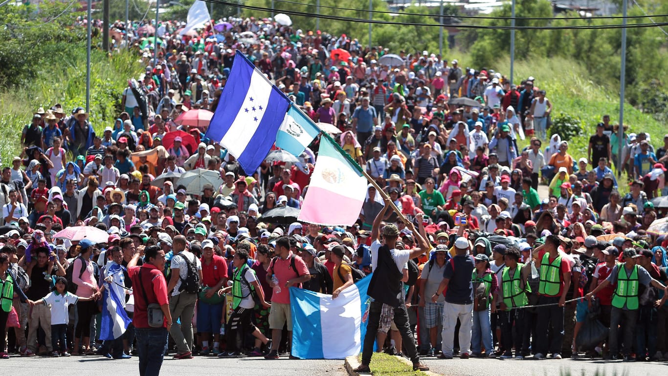 Migranten aus Mittelamerika, darunter viele Frauen und Kinder, setzen den Marsch in Richtung USA fort. Nach Angaben der Vereinten Nationen haben sich der Gruppe inzwischen rund 7.300 Menschen angeschlossen.