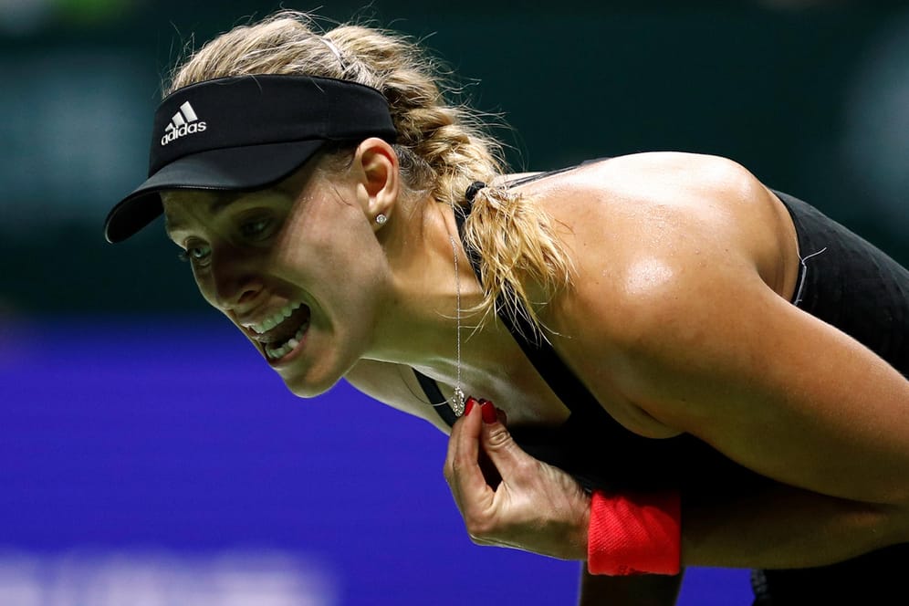 Niederlage zum Auftakt: Angelique Kerber droht bei den WTA Finals ein frühes Aus.