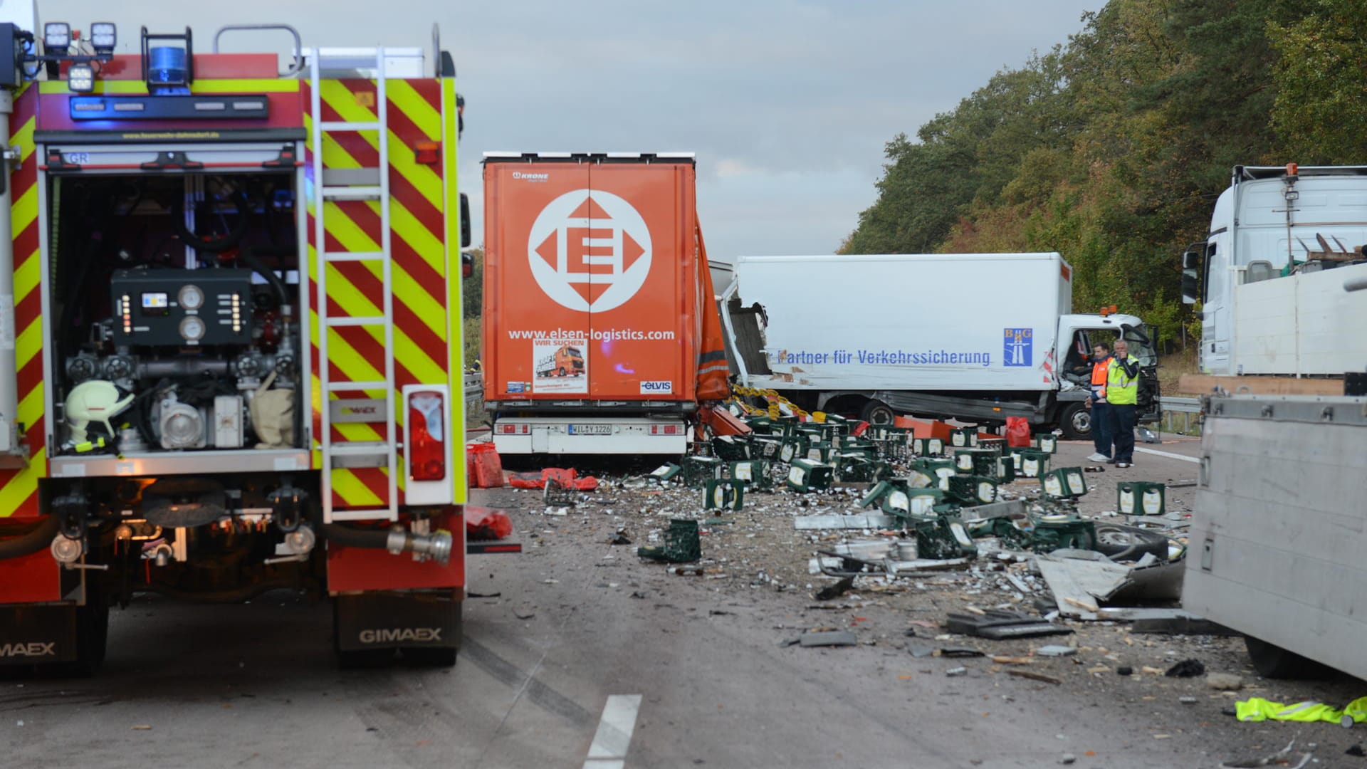 Die Unfallstelle auf der Autobahn 9: Ein Lastwagen ist bei Niemegk in mehrere Baustellenfahrzeuge gefahren.