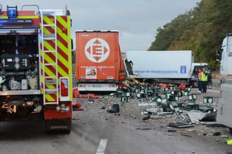Die Unfallstelle auf der Autobahn 9: Ein Lastwagen ist bei Niemegk in mehrere Baustellenfahrzeuge gefahren.